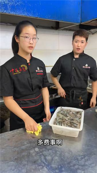 寫完作業的夜晚，我學著爸爸的樣子拿起鍋鏟
