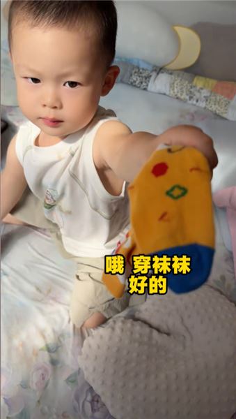 卓伊放假啦，帶著弟弟去接她，沒想到又哭成小淚人兒了