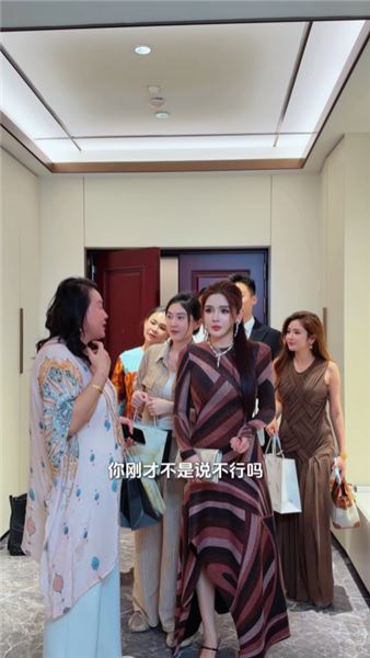 面試助理竟是閨蜜老公！試工樣樣能干，閨蜜卻上門強烈反對，我該收嗎