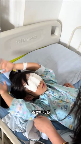 醫院長廊里的牽掛，懂事的孩子，藏著一家人撕心裂肺的心疼