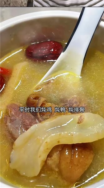 琪琪媽媽生七寶住院，琪琪在家里給媽媽燒天麻燉排骨。時間過得真快一混就馬上滿月了。