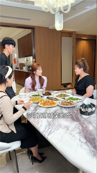 十七紅包盲盒挑戰，沒想到00后女保姆因為眼紅栽贓十七，直接讓她走人，錯可以犯，但是心思不能歪。