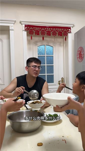 網友調侃半大小子吃窮老子！三兄弟干飯現場，看完驚呆了