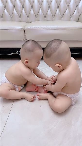 親姐妹哪有不吵的，吵歸吵，血脈里的疼愛騙不了人
