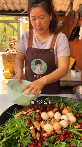 這平凡的益母草，被不少人稱作女人草。每到它生長的季節，我總會采些回來熬成膏，存在家中。女孩子嘛，無論何時，都要記得好好善待自己