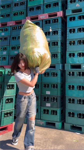 搬啤酒的女孩楊藝：一身塵土，扛起屬于自己的人間煙火