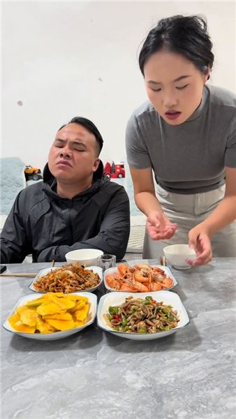 飯桌互懟藏溫柔：打打鬧鬧的逗趣日常，才是夫妻最舒服的相處模樣