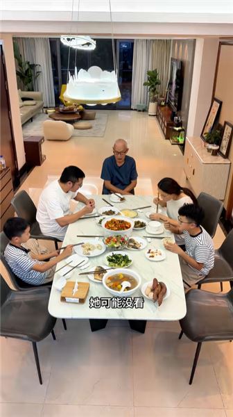 胖阿姨回家，關鍵時刻紅姐回來了，聊聊小鳳家現狀