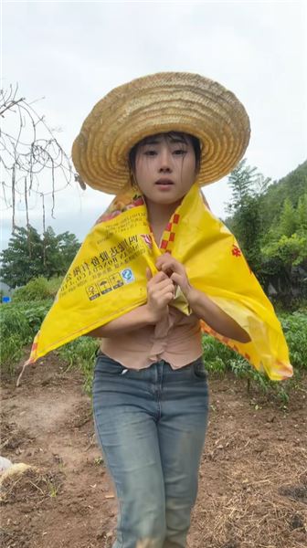 我多抗一包，爺爺就少抗一包，扎根在田地里干活的農村姑娘