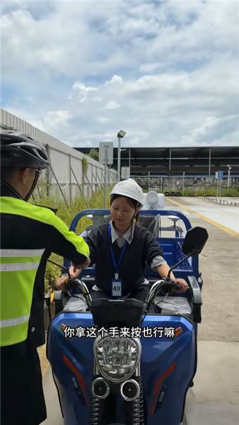 摩托車女學員練車誤觸油門，現場手忙腳亂，教練全程揪心指揮，練車實錄太真實