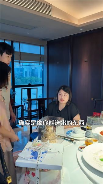 小伍帶佳怡去給媽媽過生日，佳怡親手做了硬幣蛋糕，真心準備的禮物，卻被小伍媽媽嫌棄扔到地上