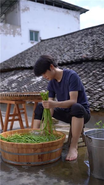 四日淺漬青豇完整教程：脆酸鮮椒配農家臘肉，一碗煙火藏人間清歡