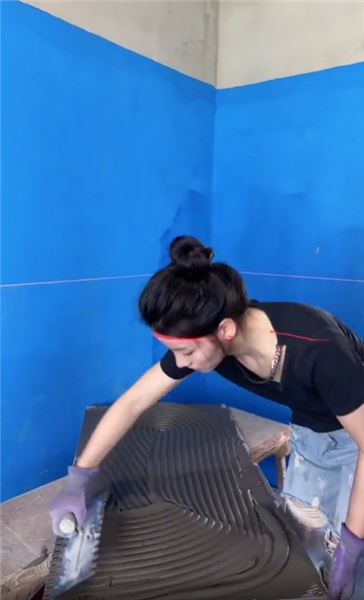 一名女瓦工的工地日常：手握抹刀，以匠心打破行業刻板偏見