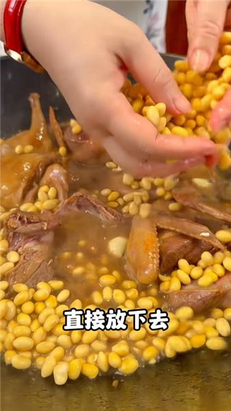 香噴噴的黃豆燜乳鴿真下飯，搭配苦瓜更健康
