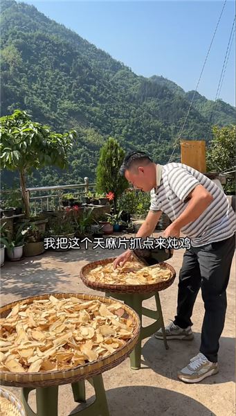 琪琪媽媽生七寶住院，琪琪在家里給媽媽燒天麻燉排骨。時間過得真快一混就馬上滿月了。