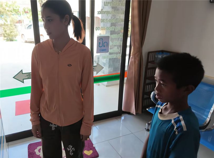 小舅子腹痛嚎啕大哭老撾治不好！牛牛出錢出力帶回國就醫