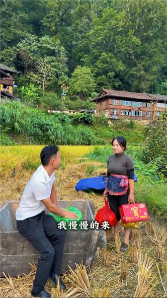秋收時節，合作伙伴小楊跑來收稻谷，本以為來干大事，結果全程上演 “幫倒忙”