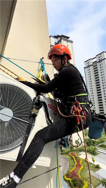 別小看高空女師傅，這操作比男人還穩，高空中靠的不是力氣，是技術