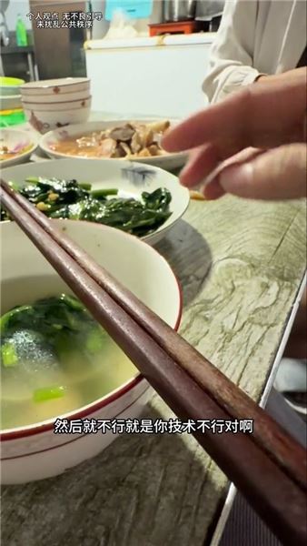 浪跡天涯的女卡車司機，凌晨三點貨車墜入魚塘，吊車費自掏腰包，卡友遇上責任拉扯該怎么辦
