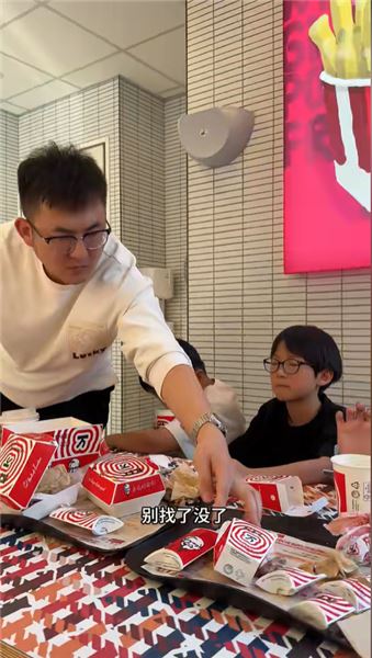 網友調侃半大小子吃窮老子！三兄弟干飯現場，看完驚呆了
