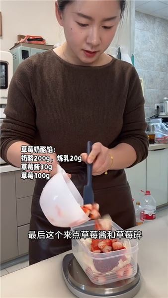 據說，擺攤這個水果奶酪麻糍，一天能做幾百個!!你還別說，我覺得咱們又行了哈哈哈