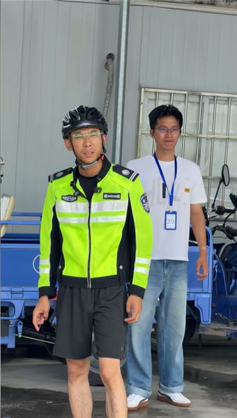 摩托車女學員練車誤觸油門，現場手忙腳亂，教練全程揪心指揮，練車實錄太真實