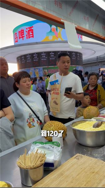 擺攤一天賺一萬，月入三十萬！去年存下 80 萬，今年挑戰存夠 100 萬