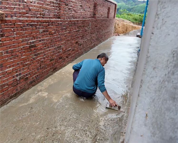 院子開始打地坪了，一切都在有條不紊的進行