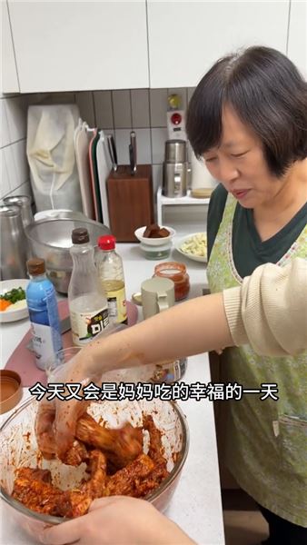 泡菜燉排骨配雙餅，異國小家充滿煙火氣的韓式家庭晚餐