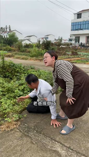 額頭磕出大包！生病后的老爸，抗拒所有親人的觸碰