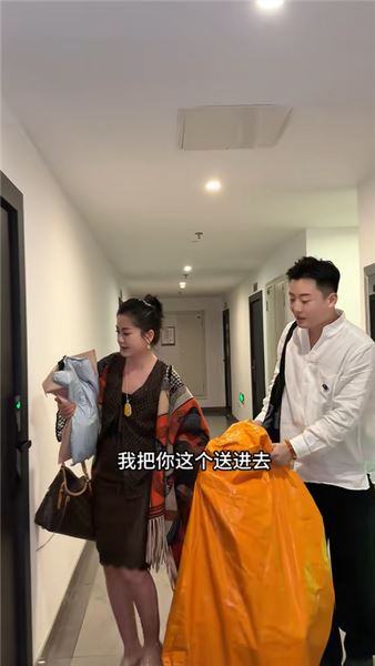 男同事送我回酒店，老公打來電話語氣怪怪的，他不會是誤會了？