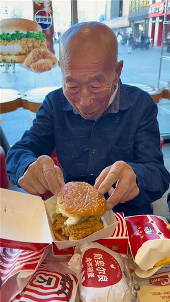 百歲大姥爺牙口超好，開玩笑能活到 200 歲