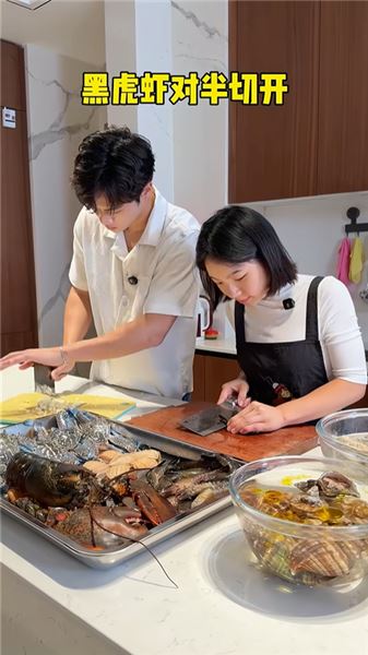今天給佳怡發工資，本來以為佳怡和小伍去過二人世界，沒想到我回到家看到一桌子海鮮大咖，原來真正的家人是你惦記我的時候，我也在想你