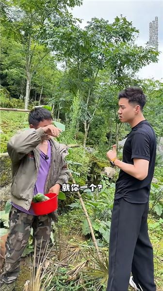越過山崗無人等候，23 歲尿毒癥獨守山村，一餐粗飯藏盡半生心酸