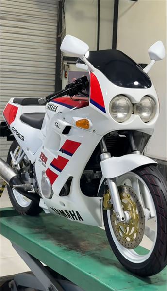 雅馬哈 FZR250 復活記：廢品堆里撿回的八零年代四缸傳奇