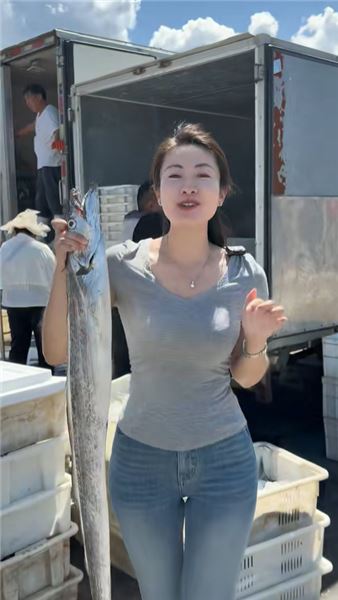 被網友叫做 “海鮮西施”，十年與海相伴，把碼頭鮮味送到千家萬戶