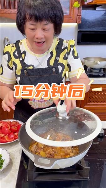 不知道晚上吃啥？試試這道番茄燜排骨，湯汁拌米飯超香