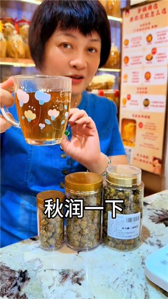 姐妹們 天氣漸涼 早晚溫差大 空氣干燥 來一杯秋梨石斛水 很適合秋天飲用 女孩子更要多喝