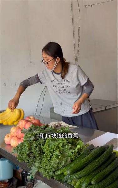 自家種一大片羽衣甘藍，今天實測：直接擺攤賣菜劃算，還是榨成飲料賺得多？