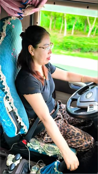 車輪之上的煙火人生：中年卡車夫妻，以奔波扛起家庭的重量