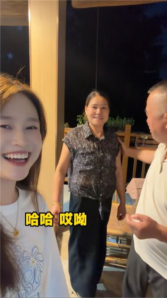 姐姐回來啦，去機場接她回家～