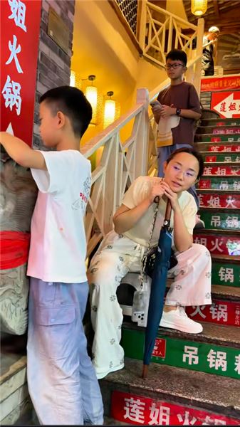 深度剖析：小鳳金哥一家，是怎么把 "一家子人" 做成一條商業鏈的