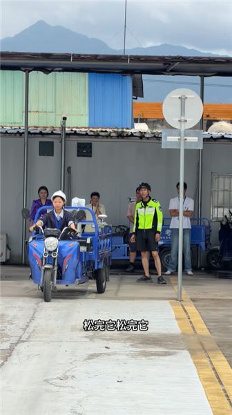 摩托車女學員練車誤觸油門，現場手忙腳亂，教練全程揪心指揮，練車實錄太真實