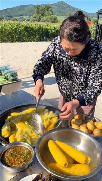 東北小院入秋忙：把滿園秋色儲存，為漫長貓冬做好準備