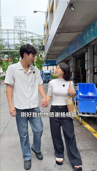 今天給佳怡發工資，本來以為佳怡和小伍去過二人世界，沒想到我回到家看到一桌子海鮮大咖，原來真正的家人是你惦記我的時候，我也在想你