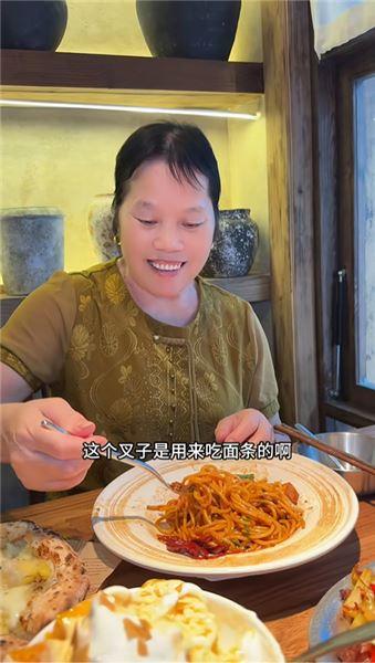 00 年寶媽和婆婆約會，入秋挑到了好看的秋裝，婆婆很開心，我也開心！