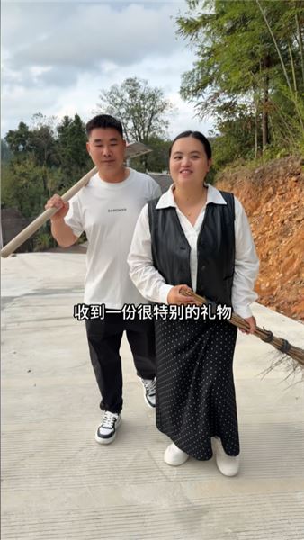 工地夫妻開啟人生第一場直播，身后一大家子為我們撐腰