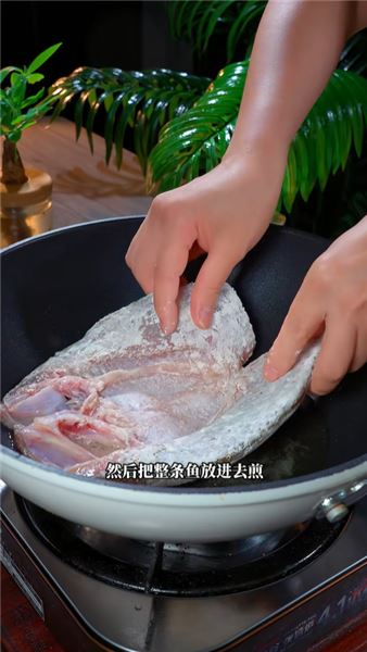 中秋節快到了，這個香辣烤魚不要出去吃了，在家做妥妥的一道硬菜，香辣開胃特別的下飯