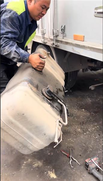 單邊千斤頂鉆車底修車，真的不怕車子滑落嗎？