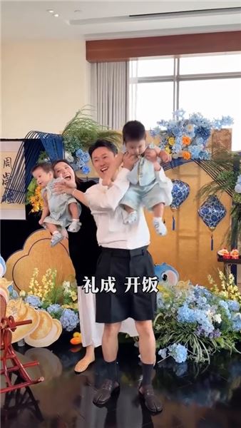 當周小鬧雙胞胎兒子周歲宴時：社恐老爸一場主打潦草快樂的周歲禮